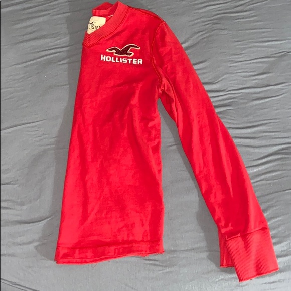 I’m selling a long sleeve T shirts - Picture 3 of 5